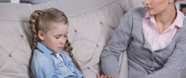 Barne- og ungdomspsykolog i samtale med et barn som gråter 
