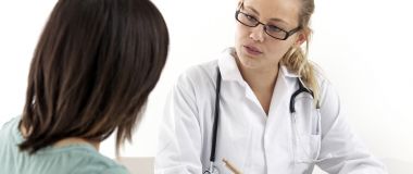 Kvinnelig pasient konsulterer kvinnelig arbeidsmedisiner.