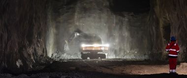 Bergvergsarbeider jobber i tunnell