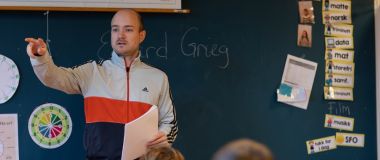 Grunnskolelærer underviser barn i klasserom