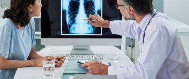 Lungespesialist forklarer røntgenbilde av lunger til pasient