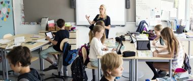 Kvinnelig adjunkt som underviser i klasserom