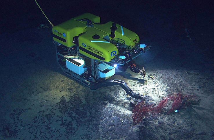 Fu-operatør styrer undervannsfarkoster