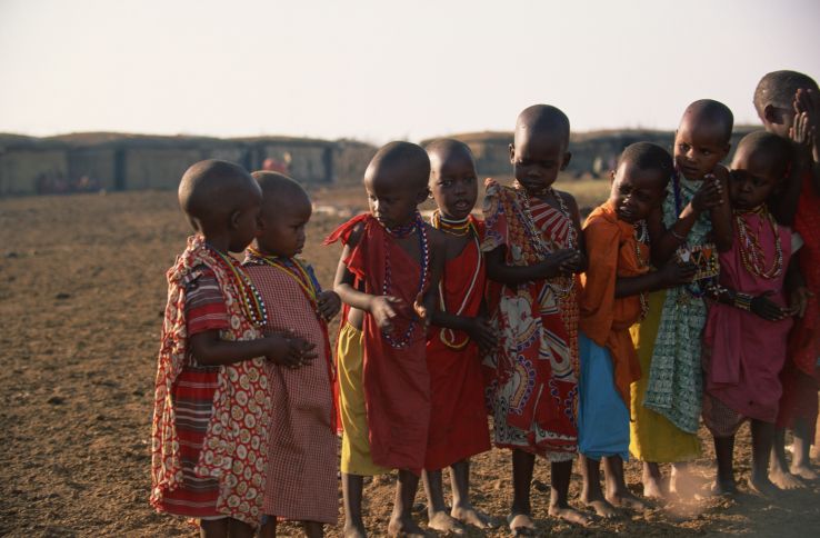 Afrikanske barn i fargerike klær.