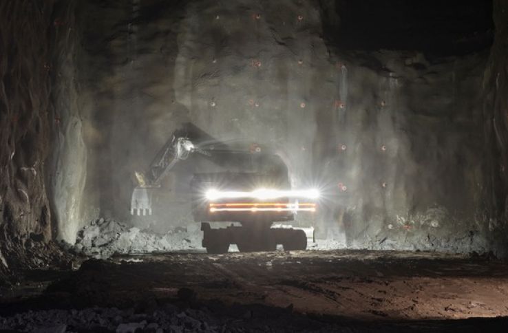 Bergvergsarbeider jobber i tunnell