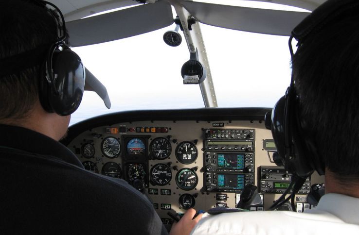 Flyinstruktør og elev i cockpit