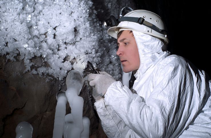 Forsker studerer isformasjon i en hule