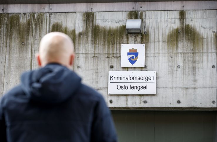 Mann går under skilt kor det står "Kriminalomsorgen – Oslo fengsel".