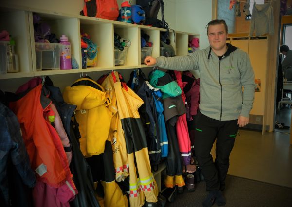 Barnehageassistent Sondre Stølhaug står i garderoben i barnehagen han jobber.