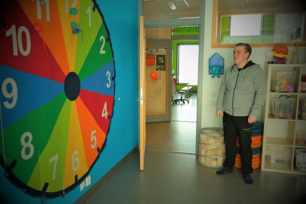 Barnehageassistent Sondre Stølhaug er i aktivitetsrommet hvor tall og matte er fokus i barnehagen han jobber.