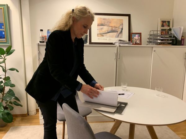 Advokat Hanne Elmenhorst strukturerer dokumenter.