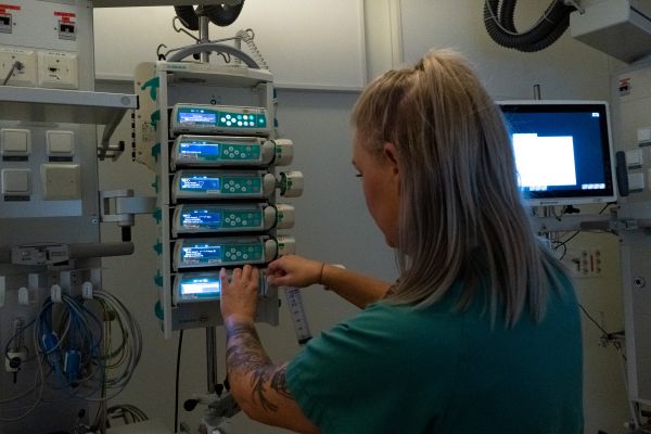 Intensivsykepleier Christina Dahlgård Andersen gir medisin til en pasient.