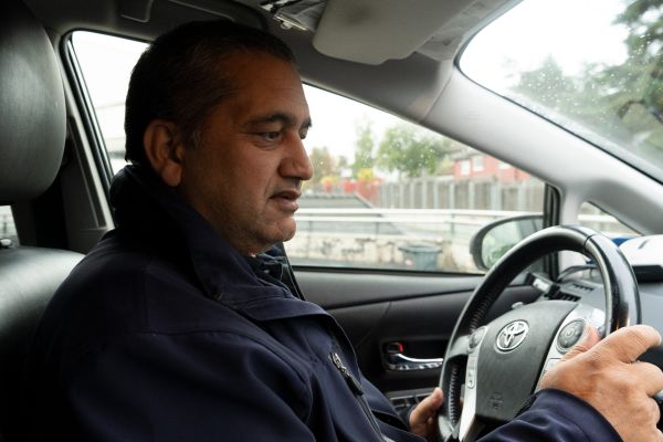 Taxisjåfør Taxisjåfør Ali Nadim Rehman kjører.