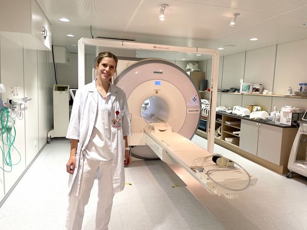 Nukleærmedisiner Cecilie Bendiksen foran PET/MR-maskin på St. Olavs hospital.