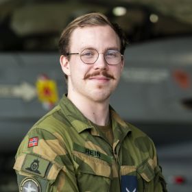 Portrett av flysystemmekaniker Arne Grø Rein 