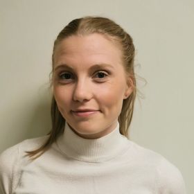 Portrettbilde av matteknolog Hanna Østvik med lys genser og skulderlangt hår