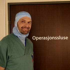 Operasjonssykepleier Sigmund Kolås med arbeidsuniform