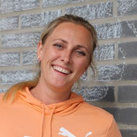 Lisen Boberg-Nilsen liker jobben som skoleassistent.
