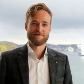  Åsmund Berstad Bergem på kontoret med utsikt inn til havnene i Sandefjord.