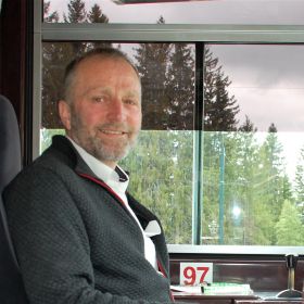 Trikkefører Oddbjørn Hermo sitter på førerplass i trikken han kjører.