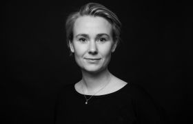 Portrettbilde i svart-hvitt av dramaturg Åste Marie Bjerke