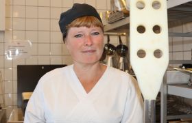 Som ernæringskokk på et stort sykehus er kjøkkenredskapene tilpasset produksjonen. Anita Fogstad Løvli har den største vispen i hånden. Den er stor som en padleåre.