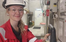 Helga jobber med kontroll av stålrør som skal brukes offshore og i annet industri.