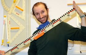 Mattelærerer, Sveinn med en meter lang linjal. Den har vært nyttig i koronatiden. 