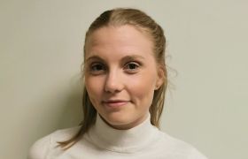 Portrettbilde av matteknolog Hanna Østvik med lys genser og skulderlangt hår