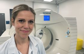 Nukleærmedisiner Cecilie Bendiksen med foran PET/CT på St. Olavs hospital.