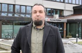 Samfunnsplanlegger Håkon Randal utenfor rådhuset i Karmøy kommune