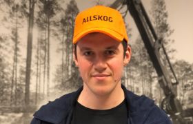 Portrett av skogsoperatør Espen Velde. Han har på seg sorte klær og orange caps.
