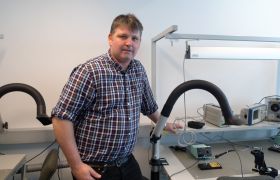Svein Arne Birkli viser frem utstyr om blir brukt i undervisningen på el-energi