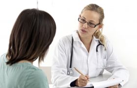 Kvinnelig pasient konsulterer kvinnelig arbeidsmedisiner.
