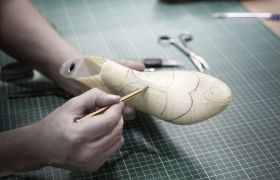 Skofagoperatør lager prototyp på sko 