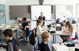 Kvinnelig adjunkt som underviser i klasserom