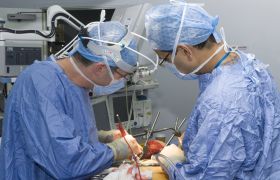 Thoraxkirurger åpner opp brysthulen til en pasient med kreft i spiserøret. Operasjonen ble utført i to etapper. Først ved lapraskopisk kikkhullskirurgi i magen for å fjerne kreftvevet i nedre del av spiserøret, så resterende i brystkassen. 