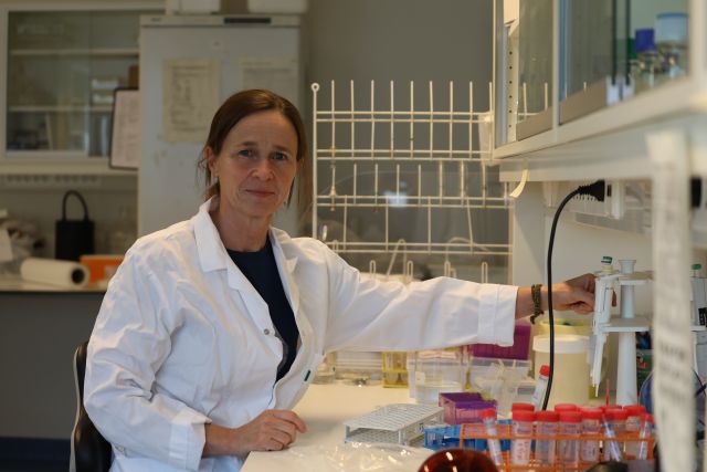 Cellebiolog Kari E. Fladmark avbildet inne på laboratoriet der hun jobber.