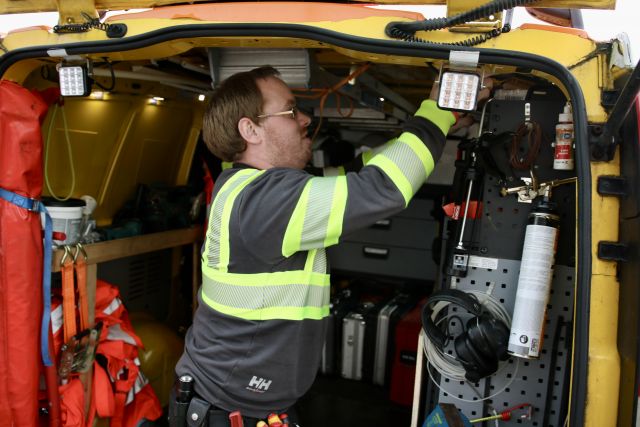Byggdrifter Paul Selvåg har alt utstyr han trenger for å gjøre jobben i bilen.