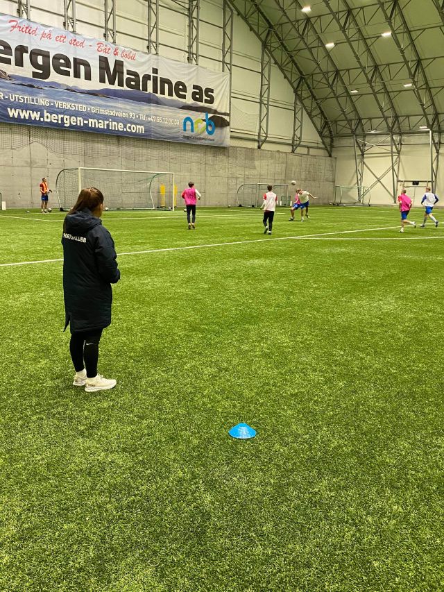 Fotballtrener Renate Blindheim på trening. 