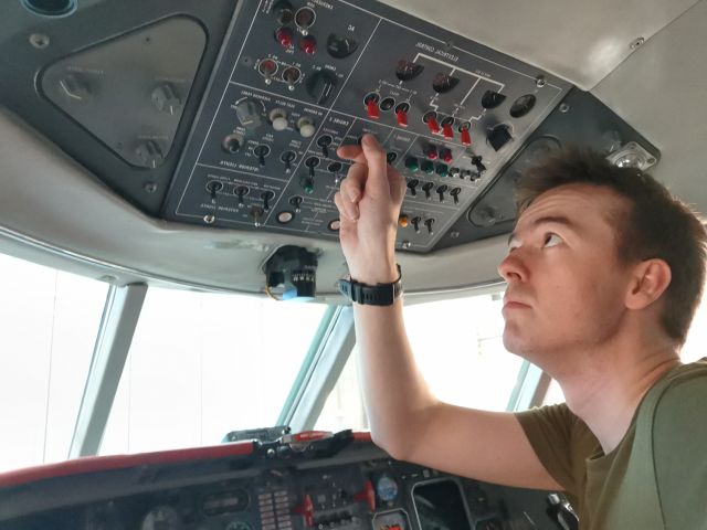 Simon sjekker at de forskjellige funksjonene i cockpit fungerer som de skal.