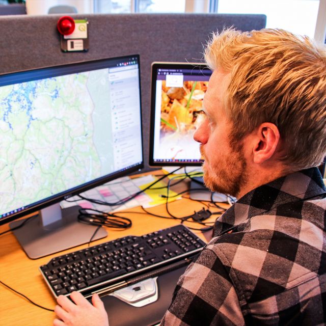 Biolog Øyvind Bonesrønning jobber på kontoret med kartdata. 