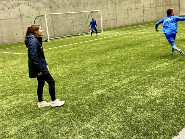 Fotballtrener Renate Blindheim på trening med laget.