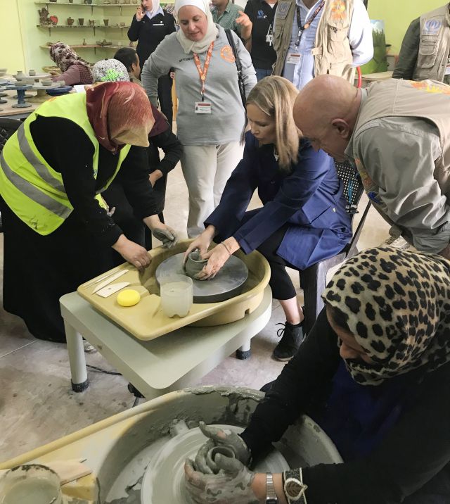 Diplomat Tone Allers på feltbesøk til et kvinneprosjekt i Azraq leir for syriske flyktninger i Jordan. Hun sitter ved en dreieskive for keramikk.