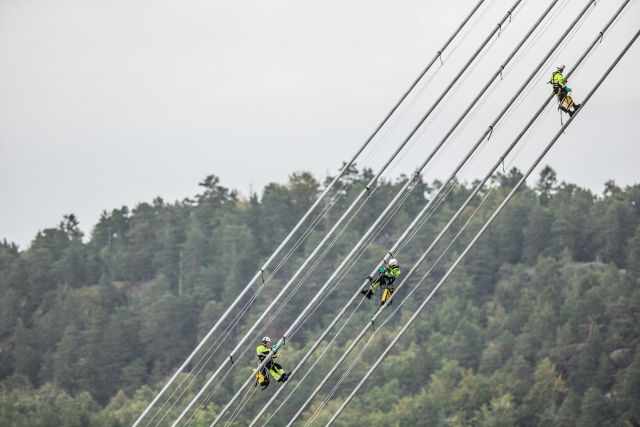 Tilkomsttekniker Jørgen Bolstad klatrer opp Farris Bro. Foto: Trond Teigen