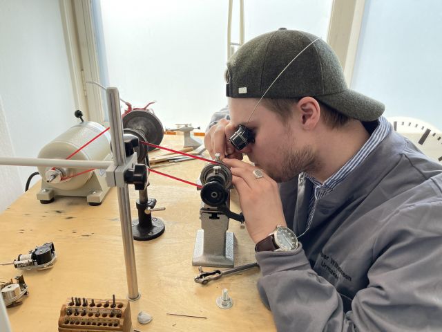 Urmaker Kasper bruker spesialverktøy for å reparere en klokke.