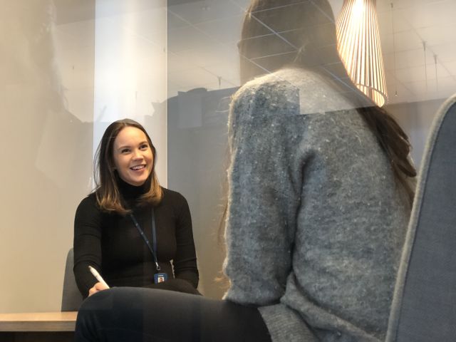 Sutdiekonsulent Kristine snakker med en student på et møterom