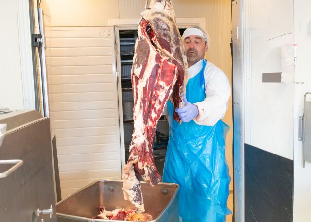 Kjøttskjærer Jan Morten Kampesveen henter kjøtt som skal skjæres ned.