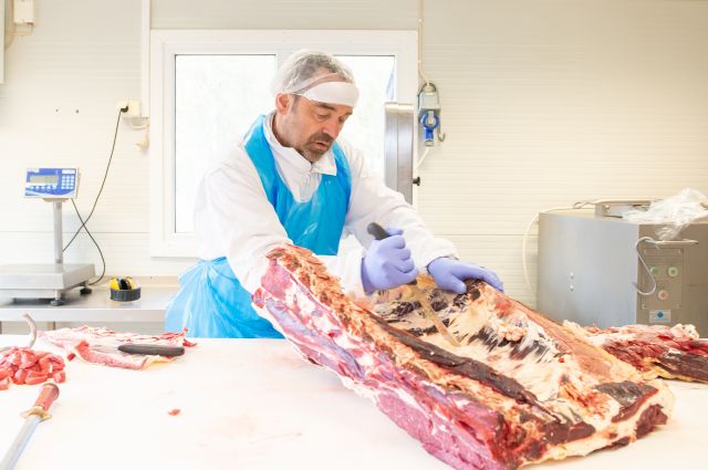 Kjøttskjærer Jan Morten Kampesveen skjærer ned kjøtt. 