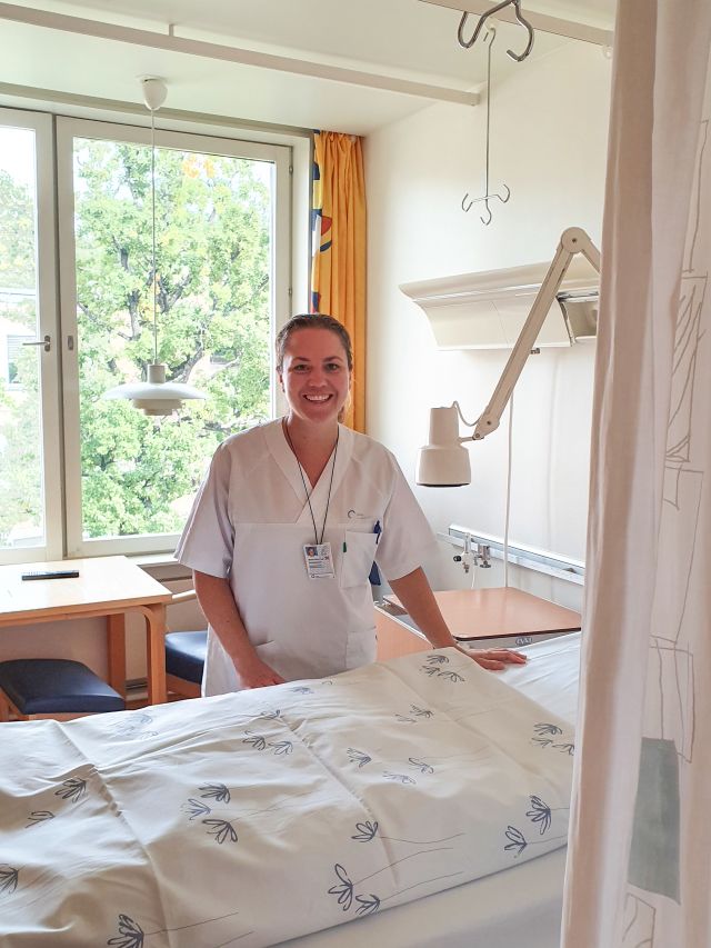 Nevrosykepleier Marie Furuholmen Raastad rer opp på pasientrom
